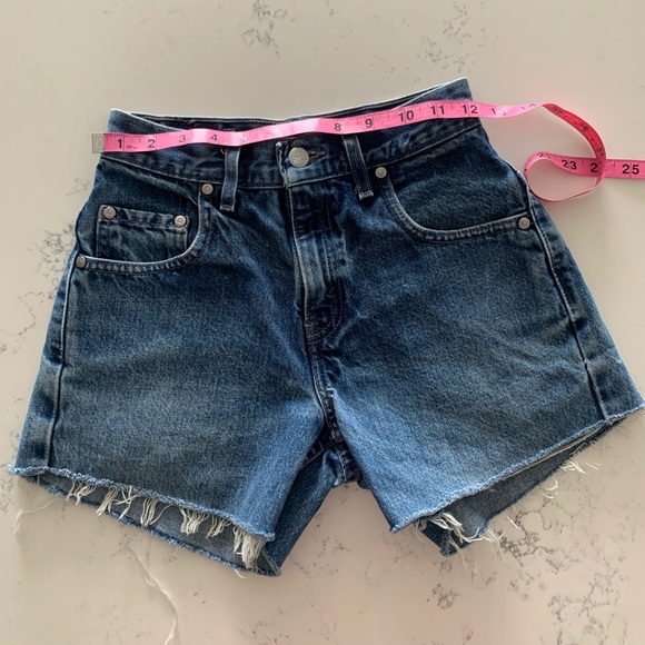 Vintage Levi’s Denim Shorts - Size 23/24 - Picture 4 of 9